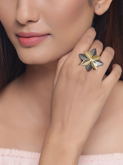 

Tistabene Silver-Plated Black & Beige Floral-Shaped Adjustable Finger Ring