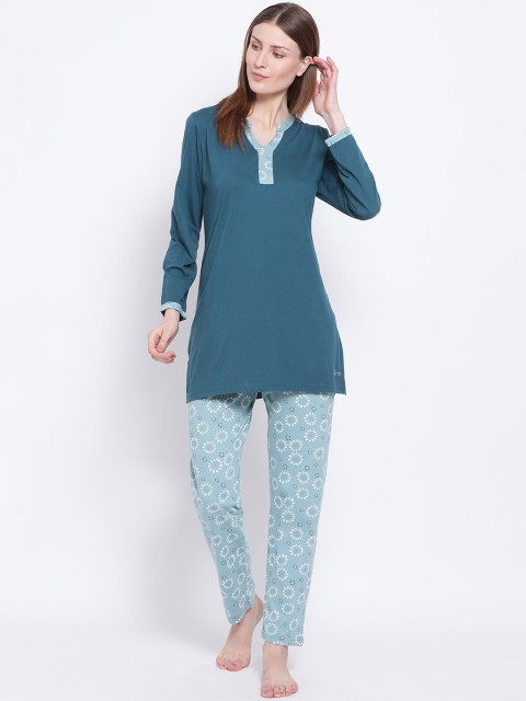 

Kanvin Women Teal Blue & White Floral Printed Night Suit