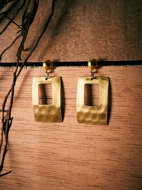 

ZeroKaata Gold-Plated Contemporary Drop Earrings