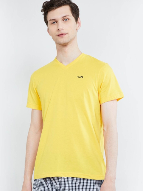 

max Men Yellow Solid V-Neck T-shirt