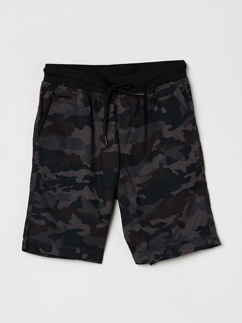 

max Boys Green & Black Camouflage Regular Fit Regular Shorts