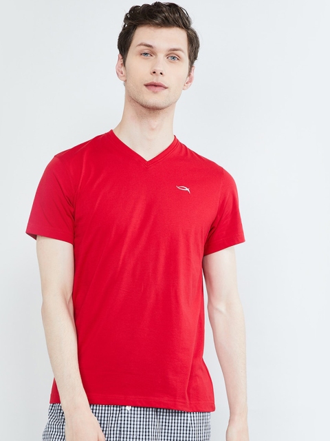 

max Men Red Solid V-Neck T-shirt