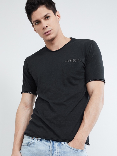 

max Men Black Solid Slim Fit Round Neck T-shirt