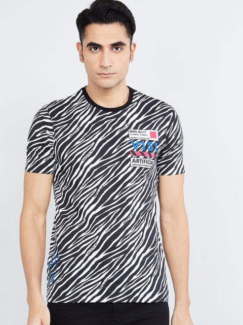 

max Men Black Checked Round Neck T-shirt