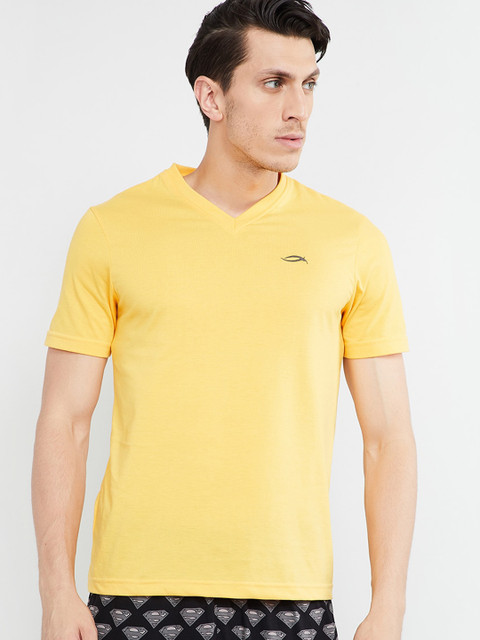 

max Men Yellow Solid V-Neck T-shirt