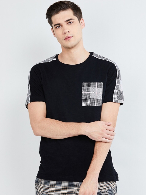 

max Men Black Checked Round Neck T-shirt