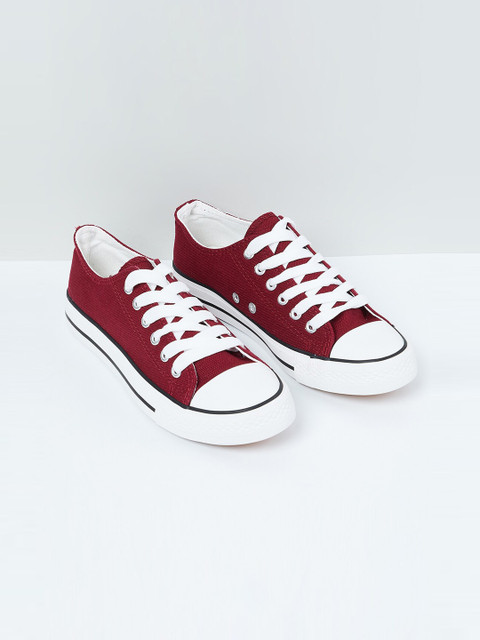 

max Women Maroon Sneakers