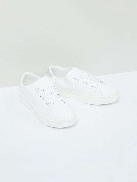 

max Women White Flatforms