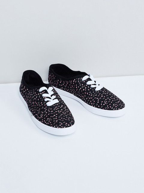 

max Women Black Printed Sneakers