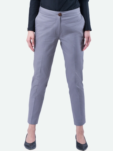 

QUA Women Grey Tapered Fit Solid Regular Trousers