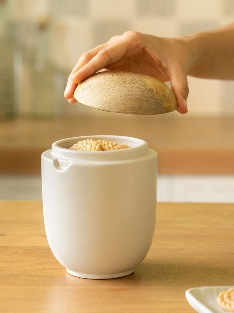 

ellementry Unisex Off White & Brown Hemisphere Ceramic Jar With Wooden Lid