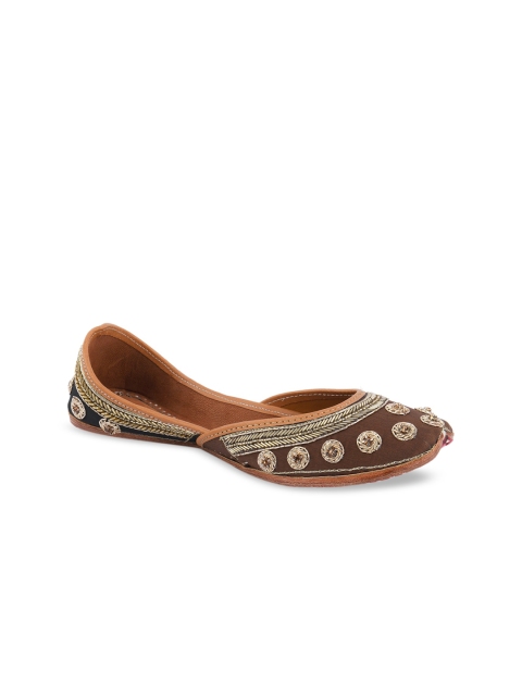 

DESI COLOUR Women Brown Embellished Leather Mojaris