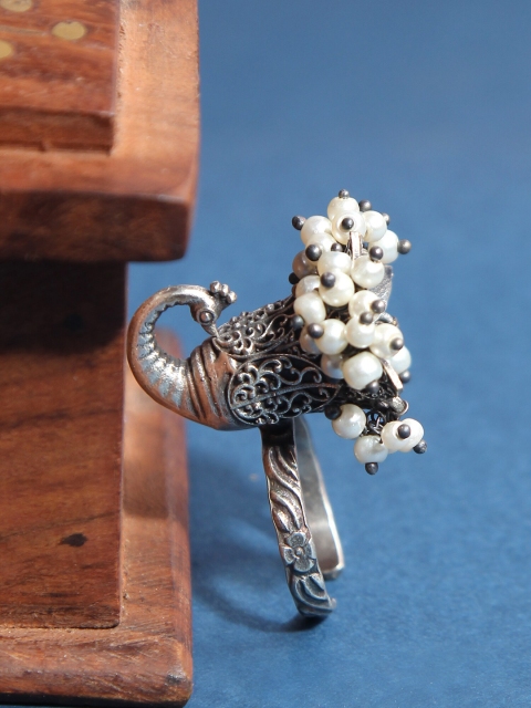 

Infuzze Oxidised Silver-Plated Off-White Pearl-Studded Finger Ring