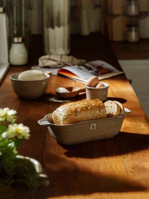 

ellementry Silver-Toned Mano Ceramic Sand Loaf Pan