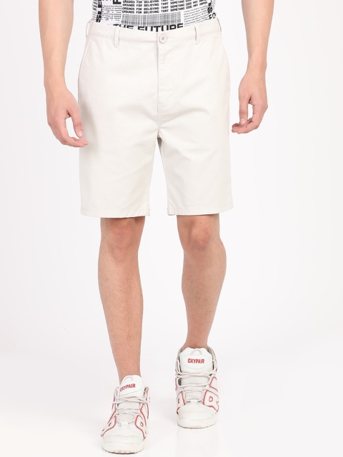 

Breakbounce Men Off-White Solid Slim Fit Regular Shorts