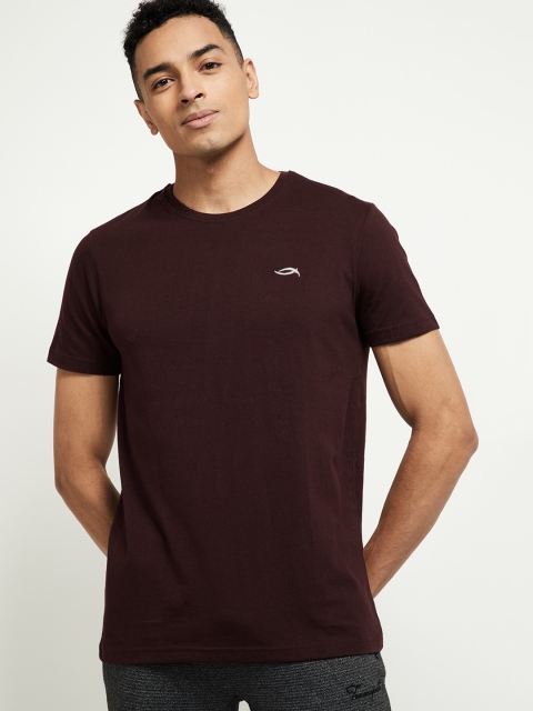 

max Men Burgundy Solid Round Neck T-shirt