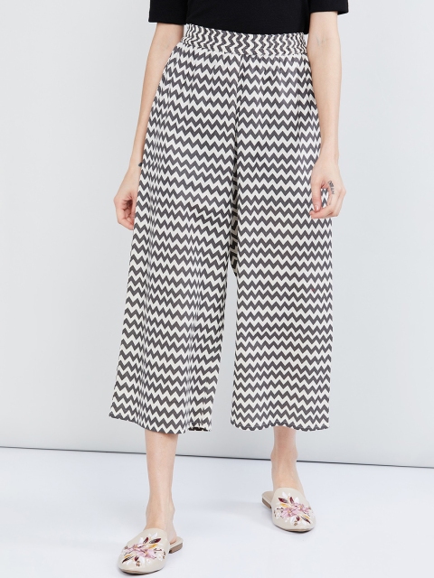 

max Women Off White & Navy Blue Chevron Printed Flared Palazzos