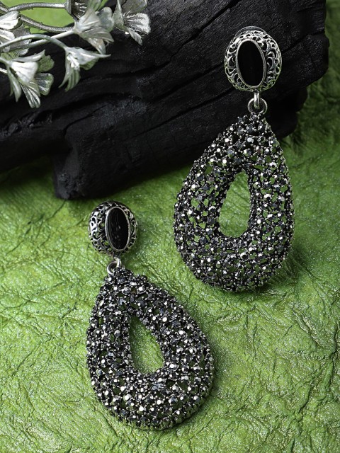 

Mali Fionna Silver-Toned Teardrop Shaped Drop Earrings
