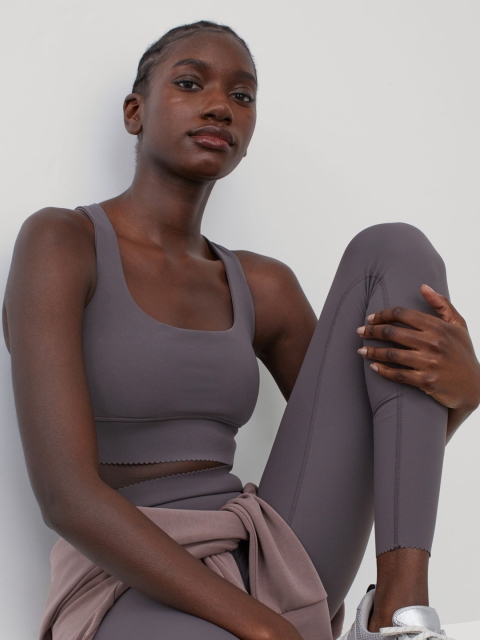 

H&M Women Grey Solid Shaping Sports Bra 0851774012