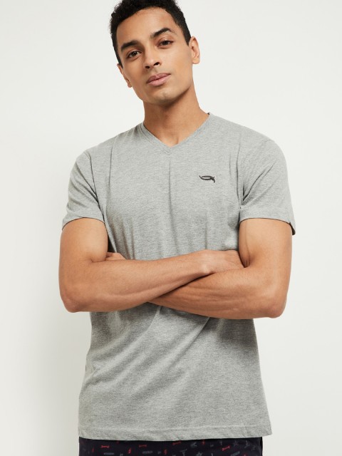

max Men Grey Solid V-Neck T-shirt