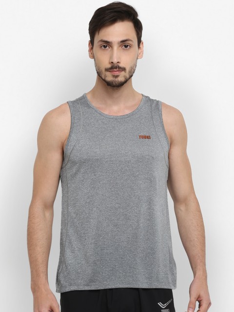 

Yuuki Men Grey Solid Round Neck T-shirt