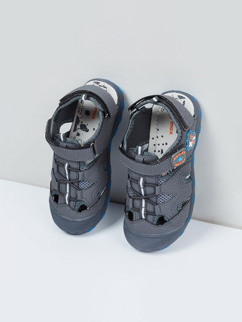 

max Boys Grey & Blue Solid Fisherman Sandals