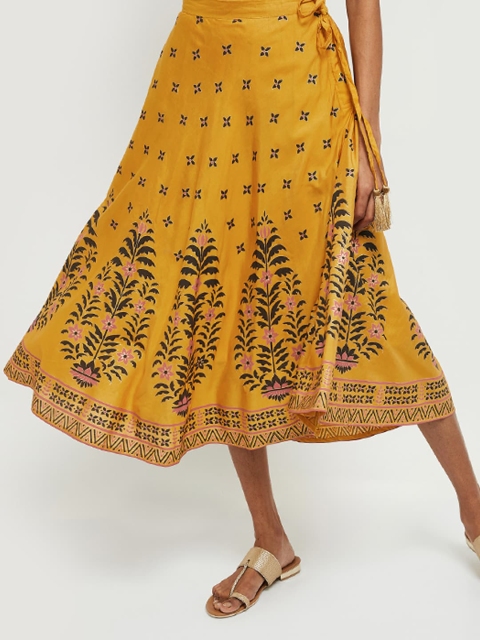 

max Women Yellow & Black Printed Flared Midi Skirt