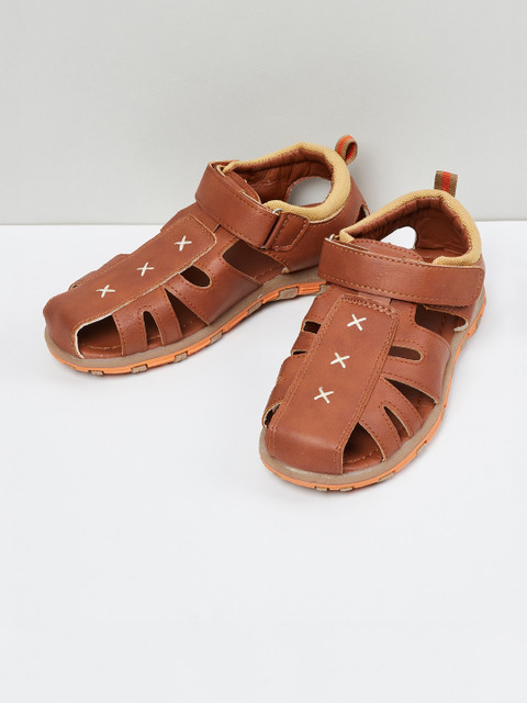 

max Boys Tan Brown Solid Fisherman Sandals