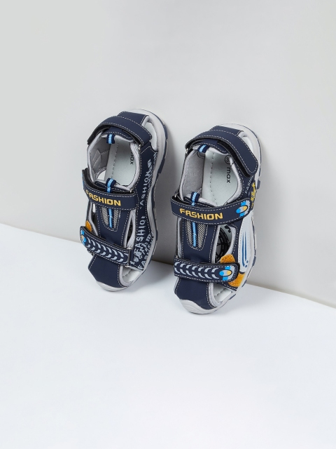 

max Boys Navy Blue & Grey Printed Fisherman Sandals