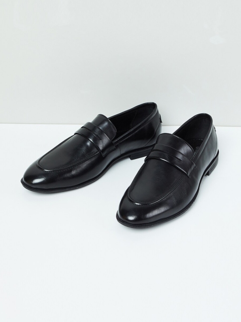 

max Men Black Solid Formal Loafers