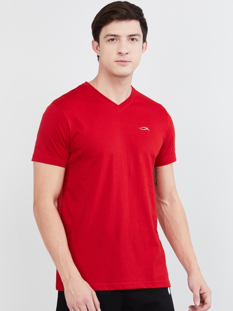 

max Men Red Solid V-Neck T-shirt