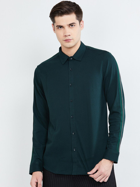 

max Men Green Solid Polo Collar T-shirt