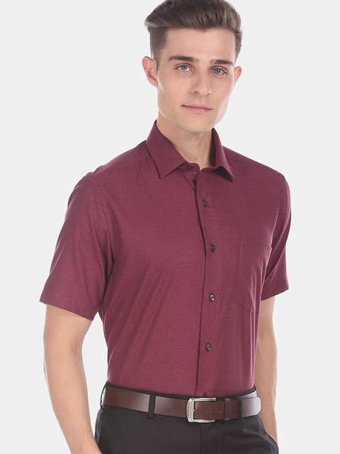 

Arrow Men Maroon Regular Fit Solid Cotton Formal Shirt