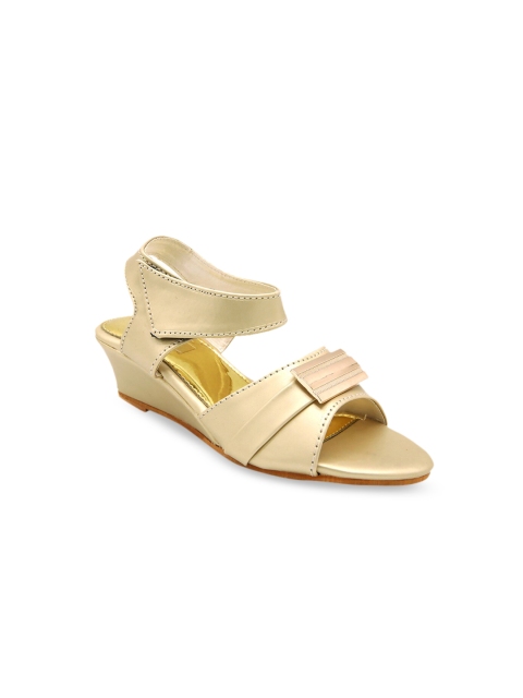 

Jazzy Juniors Girls Gold-Toned Solid Wedges