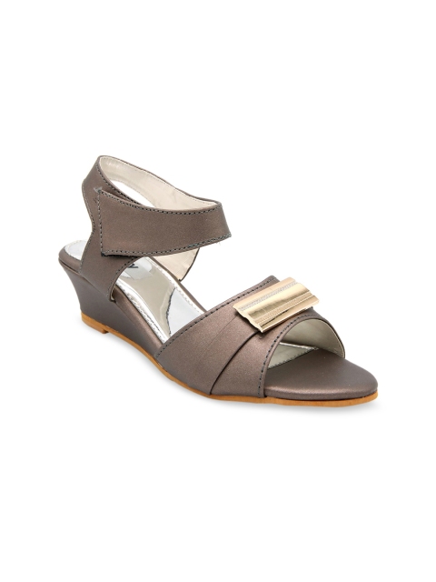 

Jazzy Juniors Girls Brown Solid Wedges