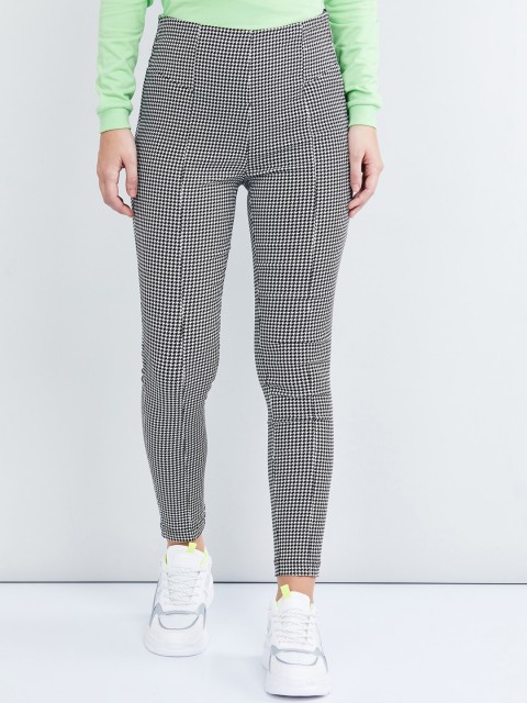 

max Women Grey & White Checked Jeggings