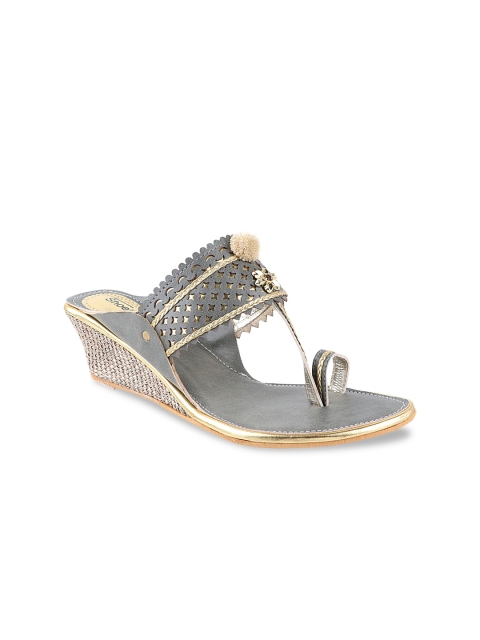 

Shoetopia Women Grey Textured Sandals