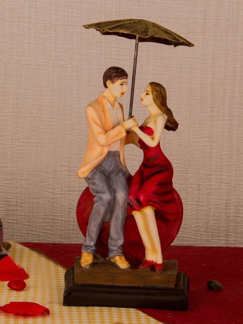 TIED RIBBONS Red & Yellow Valentine Showpiece Couple Gift Set