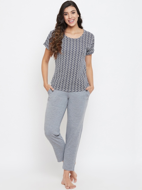 

Clovia Women Blue & White Geometric Printed Night Suit