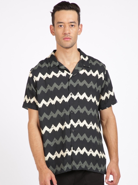 

Breakbounce Men Black & White Regular Fit Printed Casual Shirt