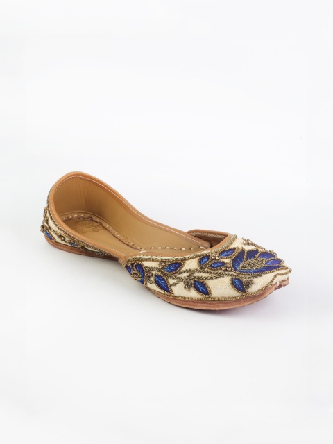 

VARELI BAFNA DESIGNS Women White Embellished Mojaris