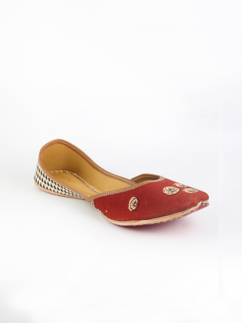 

VARELI BAFNA DESIGNS Women Maroon Printed Mojaris