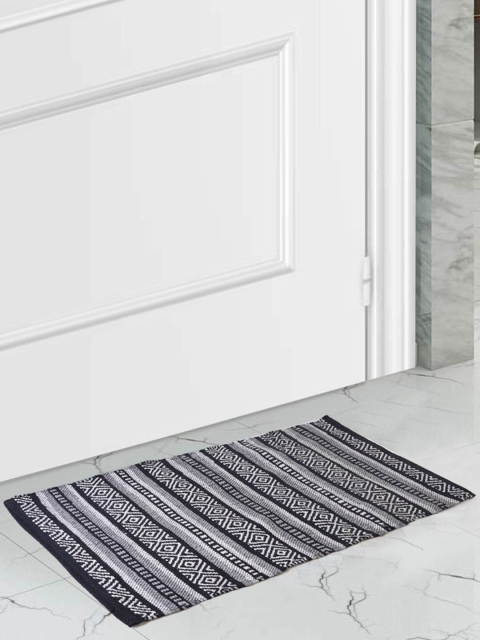 

SCENTRA HOME Black & White Woven-Design Bath Rug