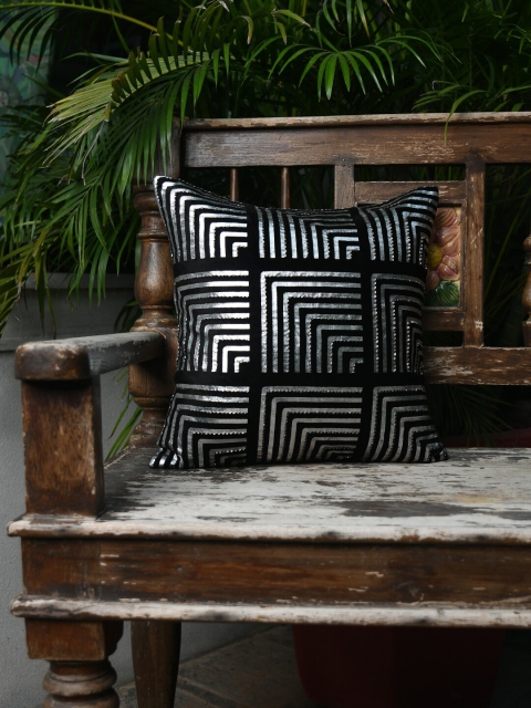 

AMOROSA Black & Silver-Toned Single Geometric Square Cushion Covers