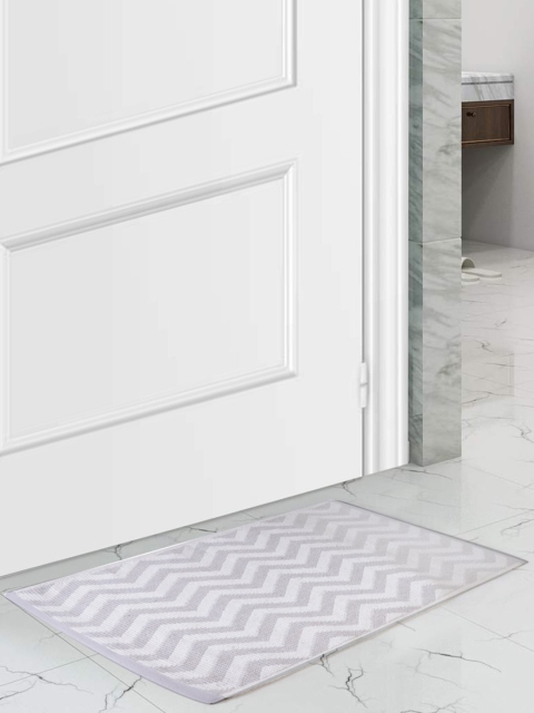 

SCENTRA HOME Grey & White Handmade Self-Design Bath Mat