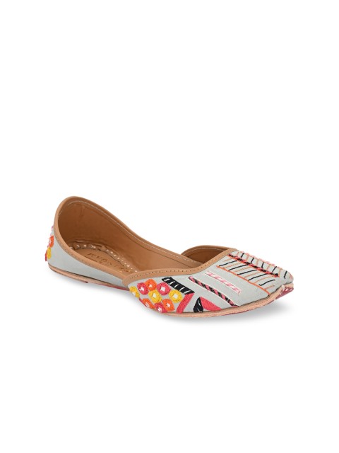 

Sringam Women Off White Woven Design Leather Slip-On Sneakers