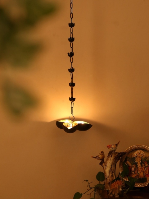 

Amoliconcepts Gold-Toned & Black Traditional Design Hanging T-Light Holder