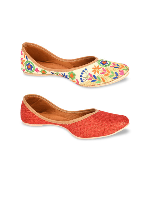 

DESI COLOUR Women Pack Of 2 Printed Mojaris, Cream