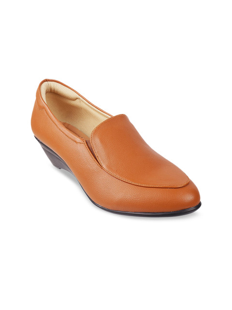 

Metro Women Tan Brown Solid Pumps