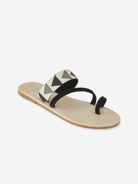 

POSTCARD Women Beige & Black Printed One Toe Flats